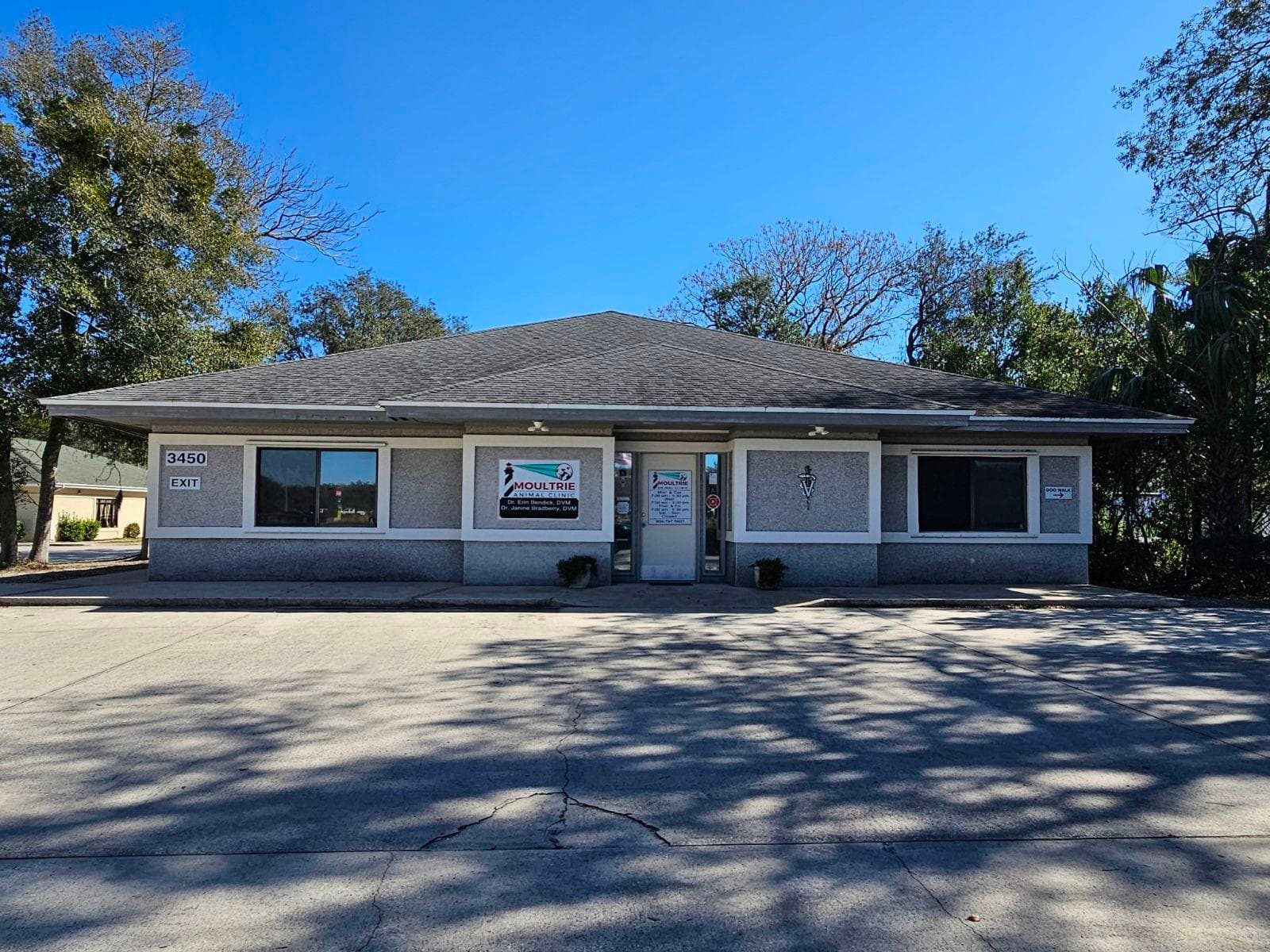 Wide view of front of the Moultrie Animal Clinic building.